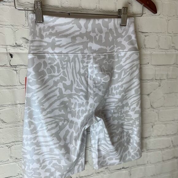 Good American Essentials Leopard Foil Bike Shorts 1 - Picture 10 of 10